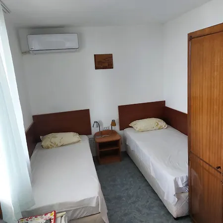 за гости West